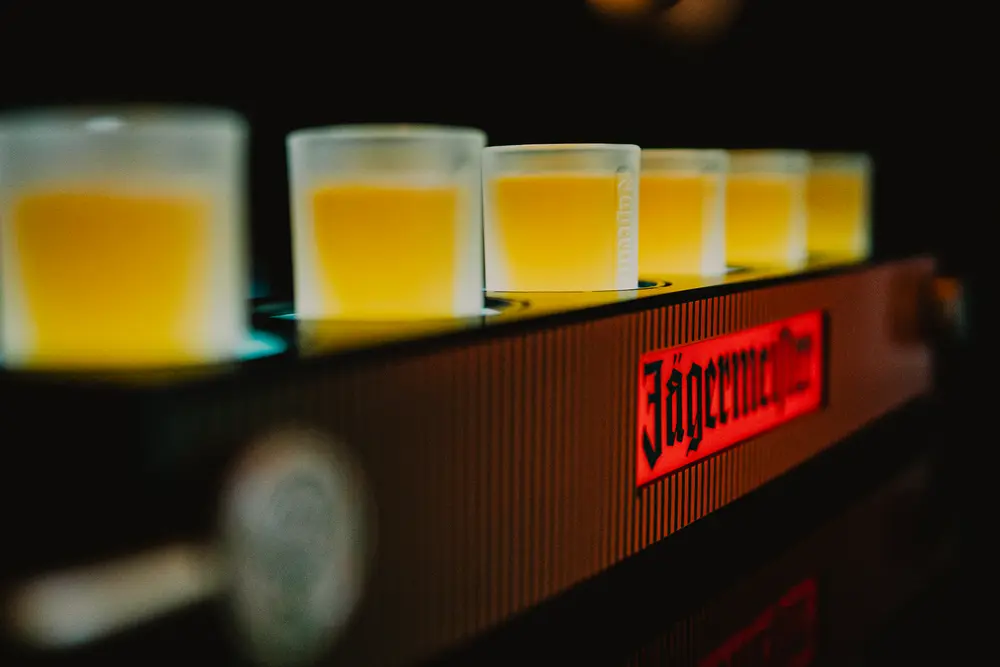 Tray mit sechs Shots als Runde für eine Gruppe in der Fire Bar Landshut