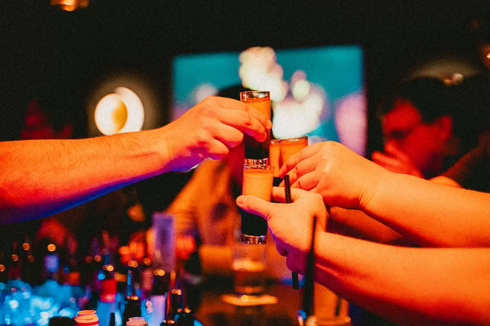 Gäste stoßen mit selbst gemixten Drinks in der Fire Bar Landshut an