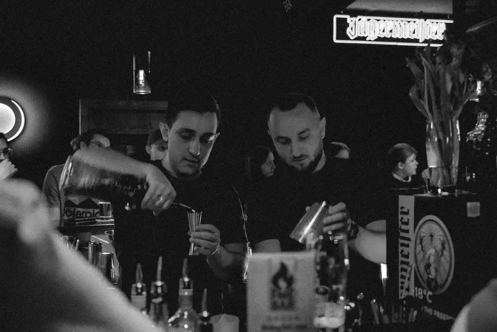 Gruppe beim Cocktailkurs hinter der Bar der Fire Bar Landshut